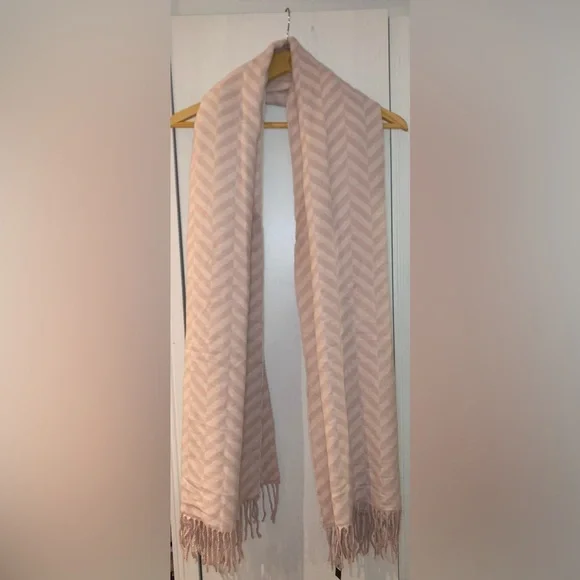 BNWT Love & Lore Indigo Pink Chevron Fringe Scarf - O/S - Picture 12 of 14